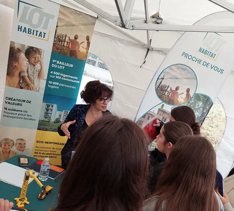 Ce jeudi 17 octobre, journée dédiée aux métiers du bâtiment à Terre Rouge, Cahors. Au programme de cet événement incontournable : 🔹 Visite de Terre Rouge, chantier pilote pour la jeunesse 🔹 Ateliers et stands de démonstration pour faire découvrir les métiers du bâtiment aux collégiens et lycéens 🔹 Conférences sur les réseaux de chaleur bois et les métiers de l’électricité, au cœur de la transition énergétique 🔹 Echanges autour des défis de la décarbonation.