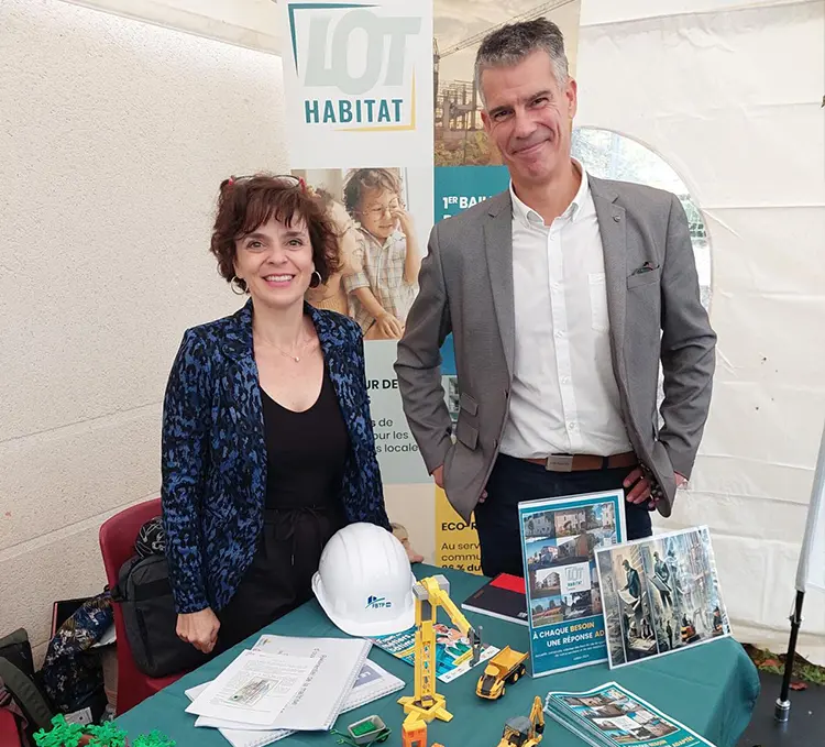 Ce jeudi 17 octobre, journée dédiée aux métiers du bâtiment à Terre Rouge, Cahors. Au programme de cet événement incontournable : 🔹 Visite de Terre Rouge, chantier pilote pour la jeunesse 🔹 Ateliers et stands de démonstration pour faire découvrir les métiers du bâtiment aux collégiens et lycéens 🔹 Conférences sur les réseaux de chaleur bois et les métiers de l’électricité, au cœur de la transition énergétique 🔹 Echanges autour des défis de la décarbonation.