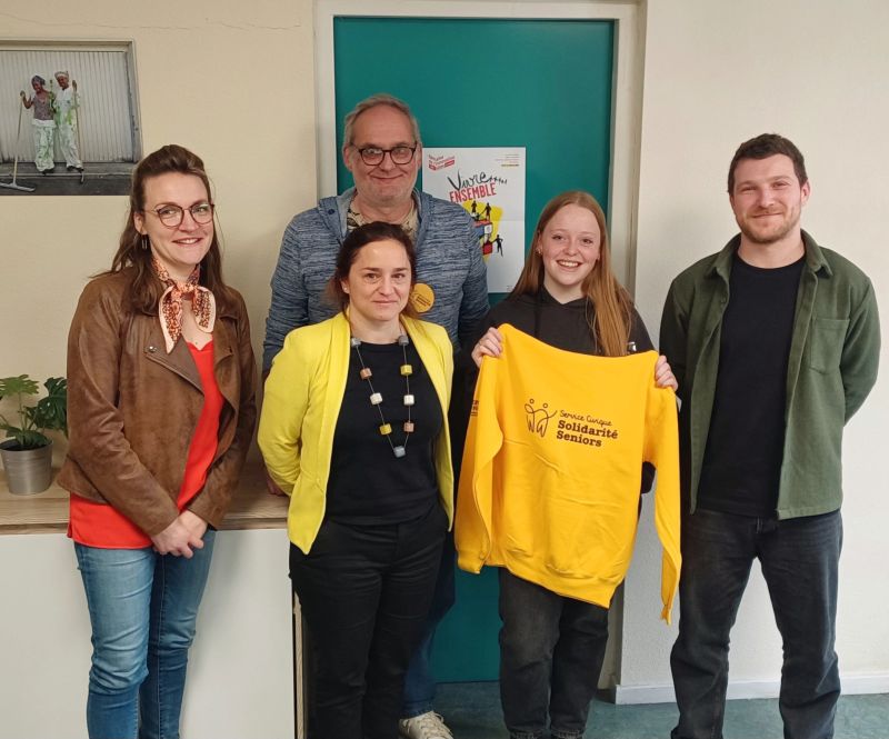 Photo avec le pull du service civique 